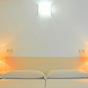 Residencia Universitaria Resa Sant Jordi Hostel